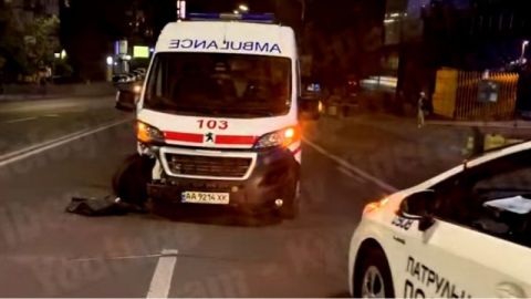 У Києві швидка допомога з дитиною потрапила в ДТП