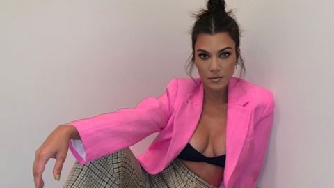 З кумедними зачісками і в леопардових халатах: Кортні Кардашян показала архівне фото з сестрами з юності