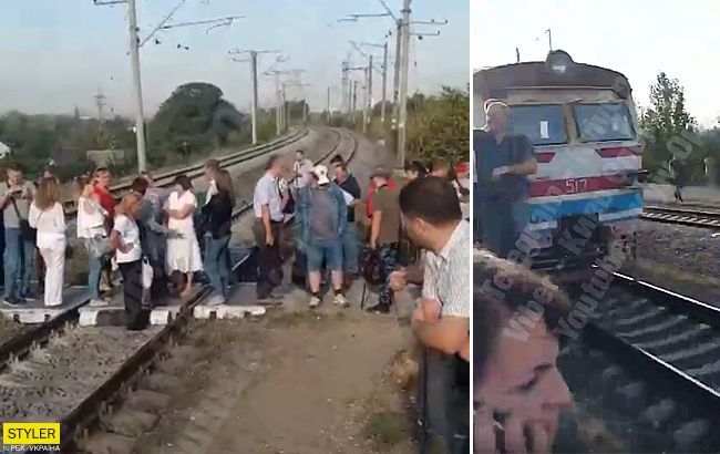 Скандал с электричкой в Киеве: люди заблокировали движение поезда (видео)