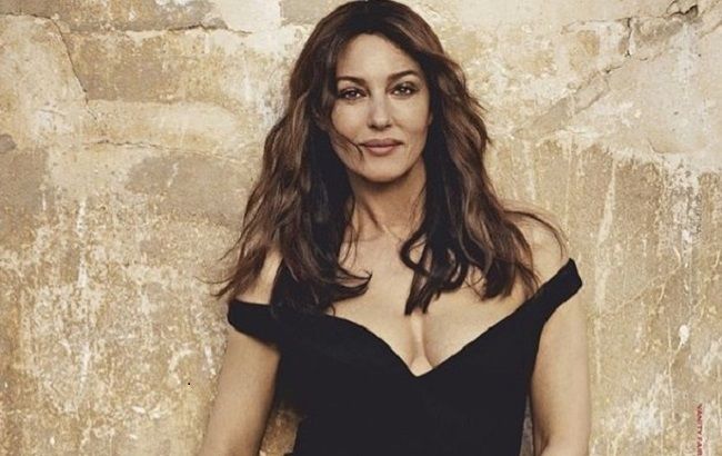 Денім їй до лиця: Моніка Беллуччі похвалилася стрункою фігурою в ефектному комбінезоні Dior