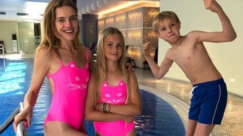 Це точно її діти? Наталя Водянова показала рідкісні фото з дітьми і здивувала молодістю