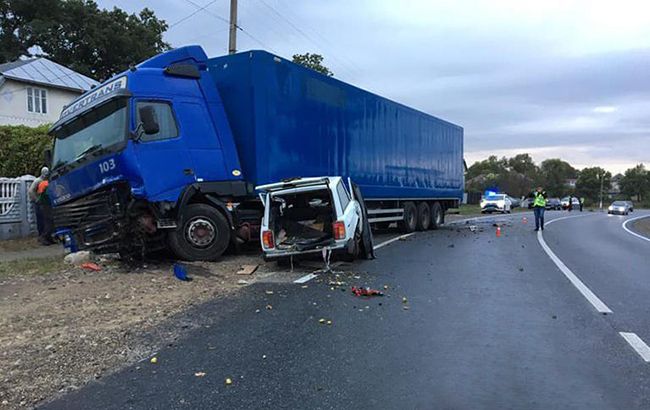 На трассе Мукачево-Львов в ДТП с грузовиком погибли 2 человека
