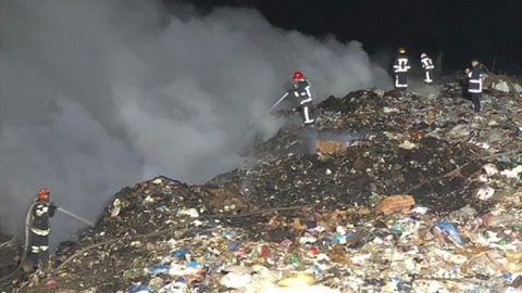 Під Рівним загасили пожежу на сміттєзвалищі