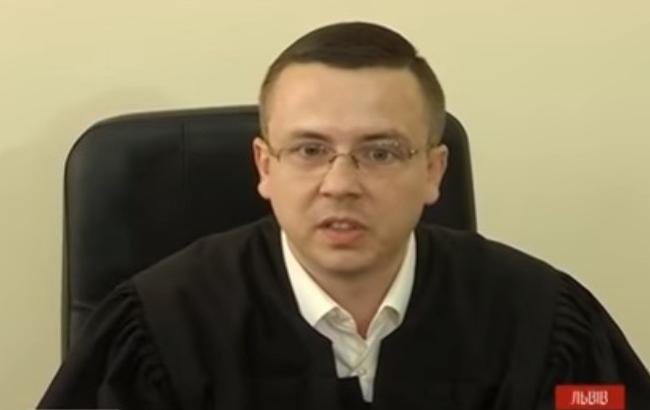 Во Львове судья из Донецка оштрафовал волонтера за автомобиль для бойцов