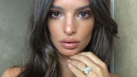 Полуголая на пляже: Эмили Ратаковски блеснула обнаженной грудью и тонкой талией