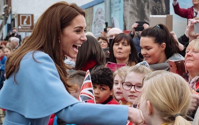 Чарівна "морячка": Кейт Міддлтон блищить в небесно-блакитному пальто від Alexander McQueen