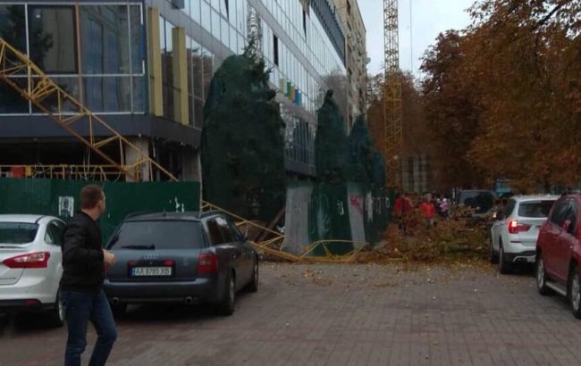 В центре Киева на пешеходную часть упал строительный кран