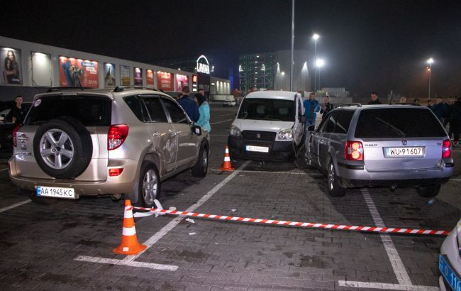В Киеве на парковке ТРЦ водитель сбил двух людей