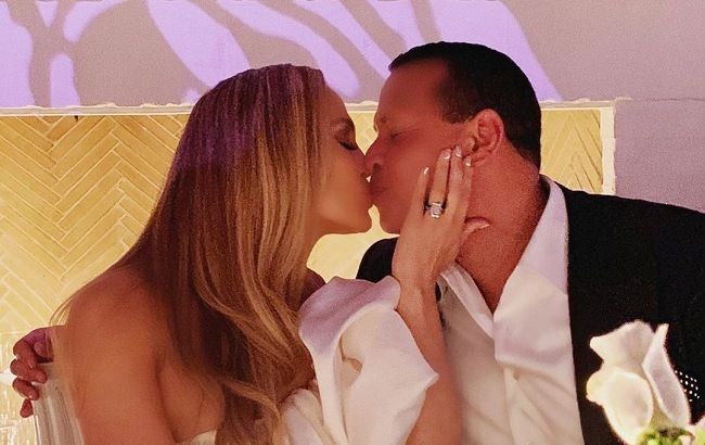 В розкішній сукніі в романтичній обстановці: Дженніфер Лопес засипала мережу фото з заручин