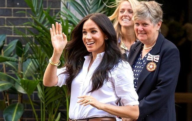 Само очарование: Меган Маркл блистает в белоснежном платье любимого фасона