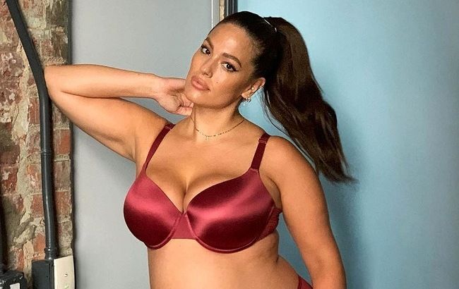 До сьомого поту: вагітна Ешлі Грем у відвертому вбранні показала, як працює над фігурою