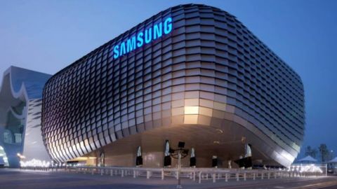 Samsung выпустил новый смартфон со складывающимся экраном