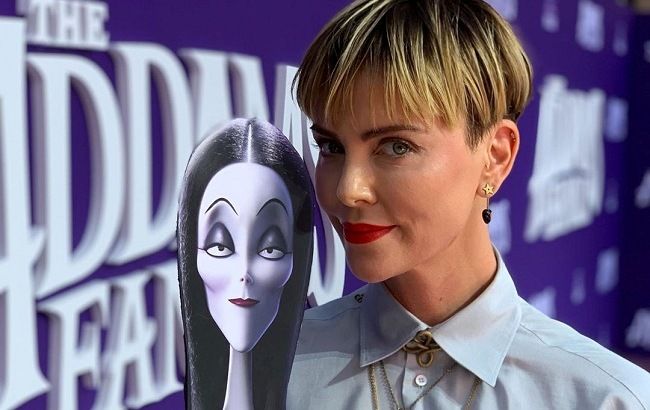 Зухвала і стильна: вічно молода Шарліз Терон блищить на червоній доріжці в Лос-Анджелесі