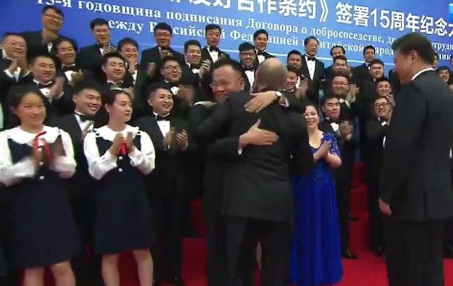 Песня с акцентом: как китайцы спели Путину "Калинку-малинку"