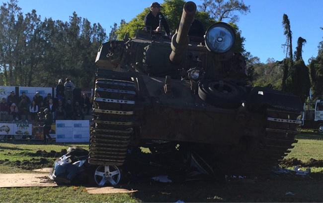 В Австралии политик раздавил танком американский автомобиль