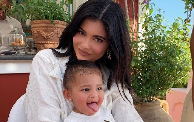 Какие же они милые! Кайли Дженнер засыпала сеть забавными фото с дочерью