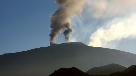 На вулкані Етна зафіксували нове виверження: Італія "закрила" небо