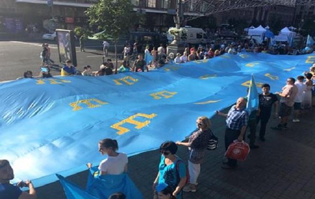На Хрещатике развернули 40-метровый крымскотатарский флаг