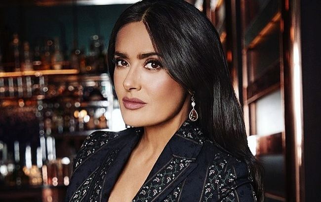 Как ей это удается? 53-летняя Сальма Хайек поразила неувядающей молодостью