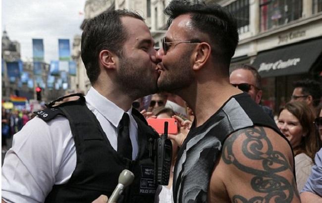 В Лондоне на ЛГБТ-марше полицейский сделал предложение своему парню