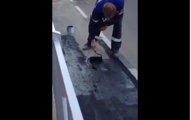 В Курске старый асфальт закрасили под новый