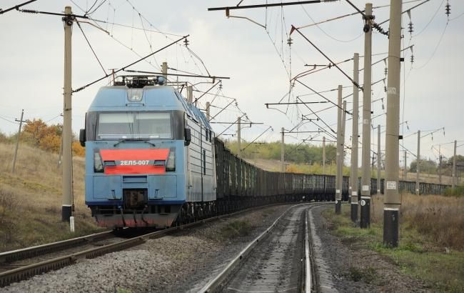Грузовой поезд сбил автомобиль