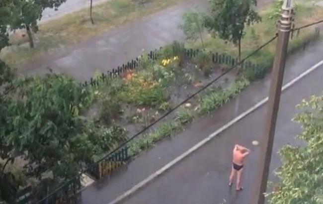 Безкоштовний душ: під час зливи на Троєщині на вулиці мився чоловік