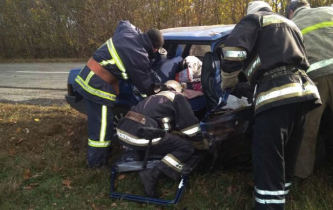 У Харківській області вантажівка зіткнулася з легковиком, є жертва