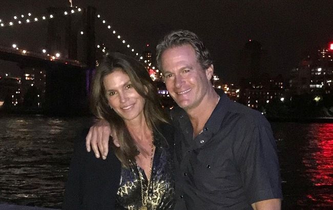 Закохані, як підлітки: Сінді Кроуфорд зворушила мережу романтичним фото з чоловіком