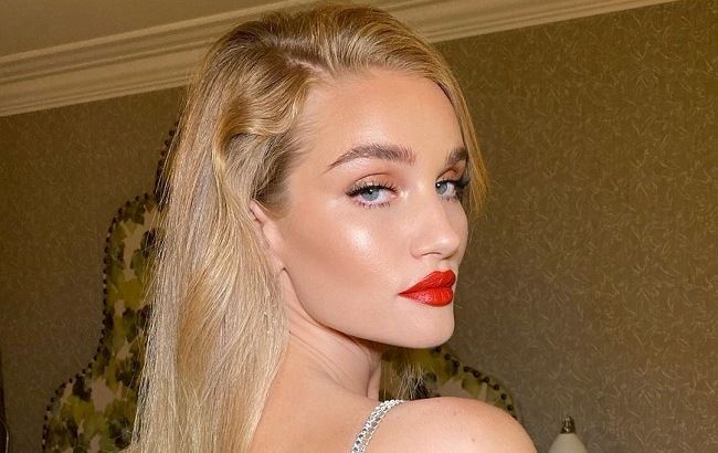 В "голій" сукні і під руку з коханим: Роузі Хантінгтон-Уайтлі в розкішному вбранні блищить на червоній доріжці