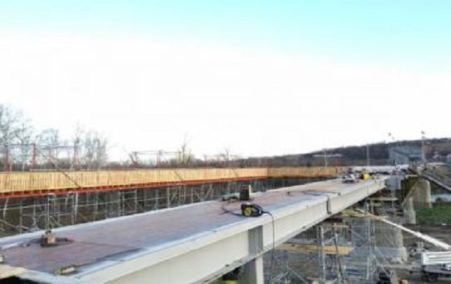В Станиці Луганській завершили укладання металоконструкцій мосту