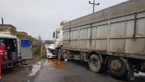 В Донецкой области легковушка столкнулась с грузовиком, пострадали дети