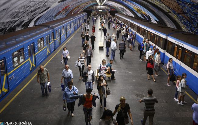 Одну станцію метро в Києві відкрили після повідомлень про замінування