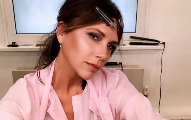 Ніжна блуза і яскраві туфлі: Вікторія Бекхем вчить поєднувати речі контрастних відтінків