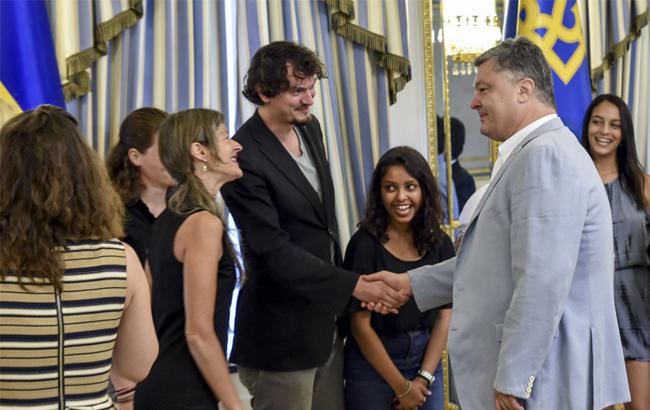 Порошенко: "Английский для украинцев – шаг к миру и в Европу"