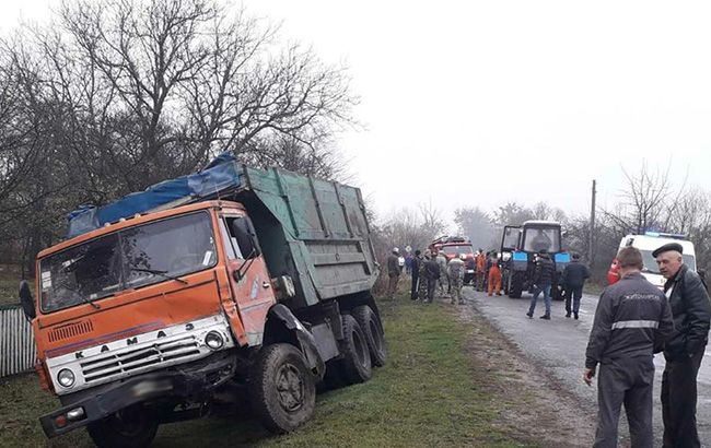 У Житомирській області автомобіль протаранив КАМаЗ, є жертви