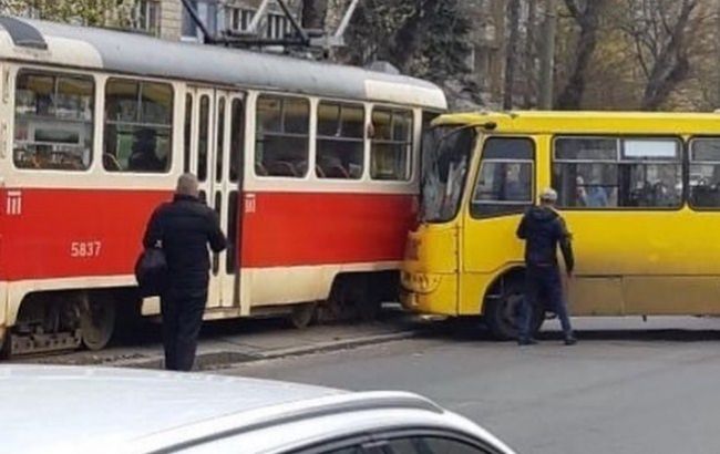 У Києві сталося потрійне ДТП з маршруткою, трамваєм і легковиком
