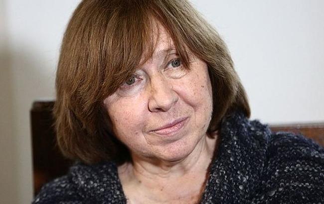 Алексиевич обвинила "украинских карателей" в Холокосте в Беларуси