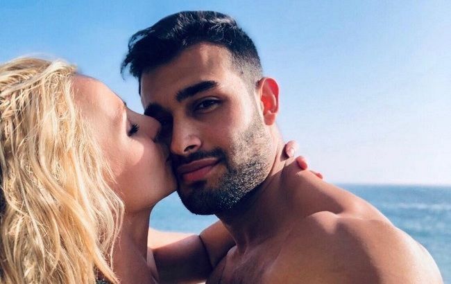 Любовь на пляже: Бритни Спирс порадовала романтичными фото с молодым бойфрендом