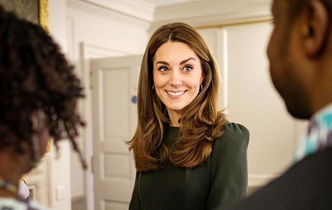 Стильна господиня: Кейт Міддлтон в улюбленій сукні зустріла гостей в Кенсингтонському палаці