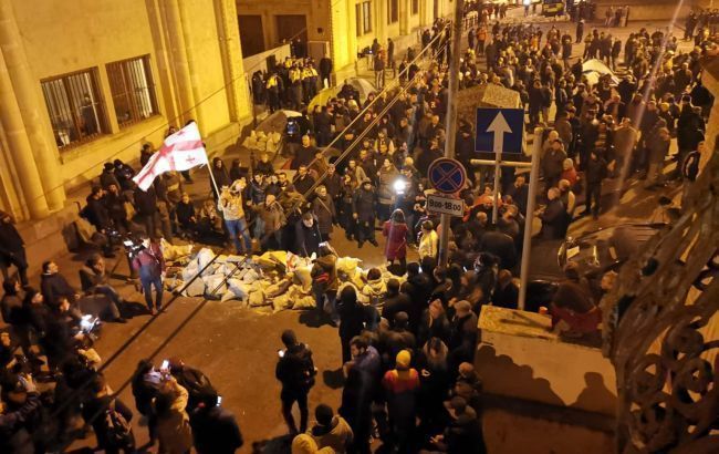 Грузинские демонстранты пытались закрыть правительственные здания