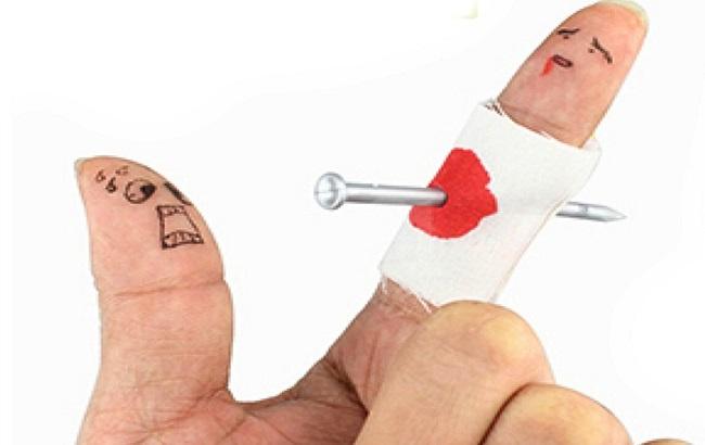 Фокусник в прямом эфире на ТВ пробил гвоздем руку ведущей