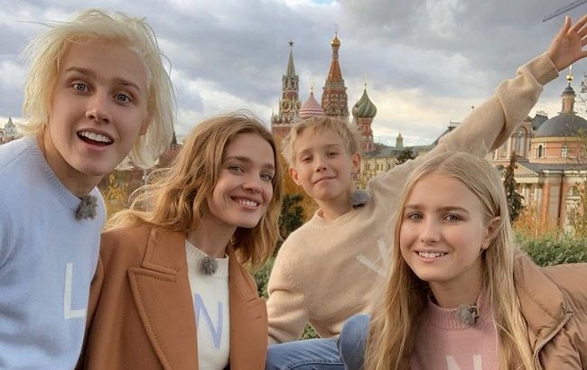 Стильна сімейка: Наталія Водянова в яскравому образі гуляє по Парижу з сестрою та сином