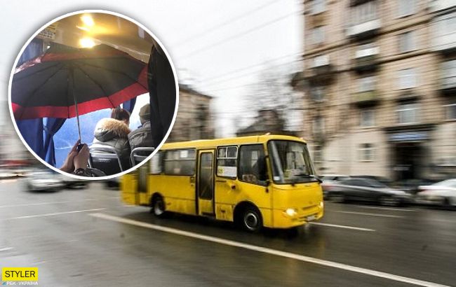 Змушені терпіти: у київській маршрутці пасажирам доводиться відкривати парасольки (фото)