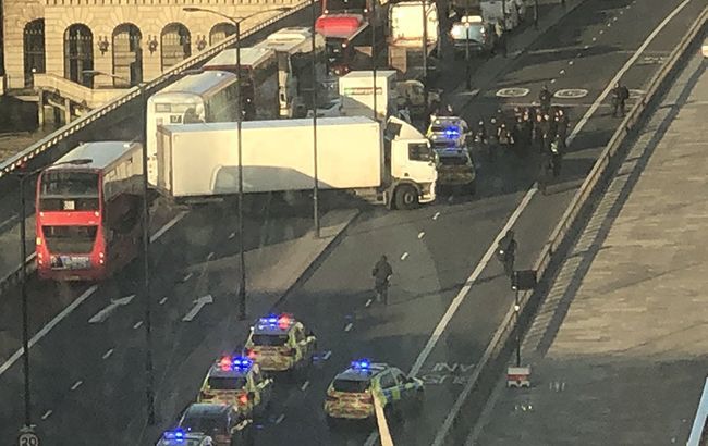 Полиция задержала мужчину, нападавшего на людей на Лондонском мосту