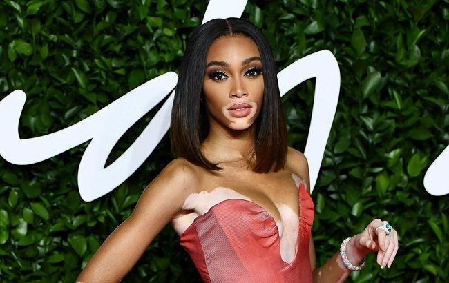 Соблазнительна даже дома: Винни Харлоу демонстрирует стройное тело в комфортном наряде