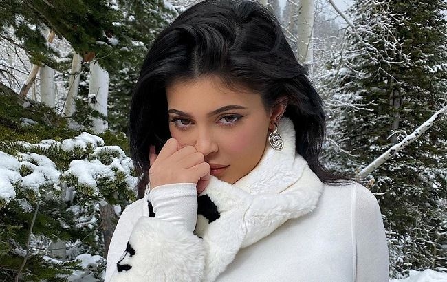 Спокуслива Снігуронька: Кайлі Дженнер засипала мережу гарячими фото в облягаючому комбінезоні