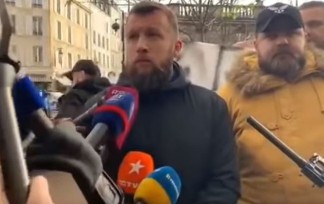 Ветеранів і активістів Нацкорпусу затримали в Парижі під час акції “Не капітулюй Путіну”