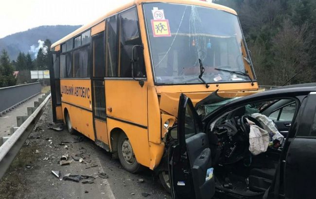 Во Львовской области произошло ДТП со школьным автобусом, есть пострадавшие