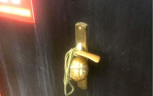 В Ровно к входным дверям дома предпринимателя прикрепили гранату